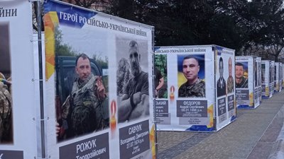 У центрі Тернополя встановили куби з портретами полеглих Героїв