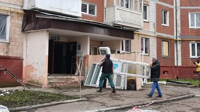 У Тернополі у пошкоджених ракетним обстрілом будинках триває встановлення нових вікон