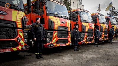 Тернопільські рятувальники отримали нові автоцистерни. ФОТО