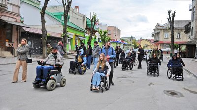 Національний тиждень безбар’єрності: на Тернопільщині провели екскурсію для людей на кріслах колісних. ФОТО