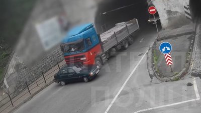 Вантажівка штовхала "Таврію" кілька десятків метрів: відео ДТП під мостом у Тернополі