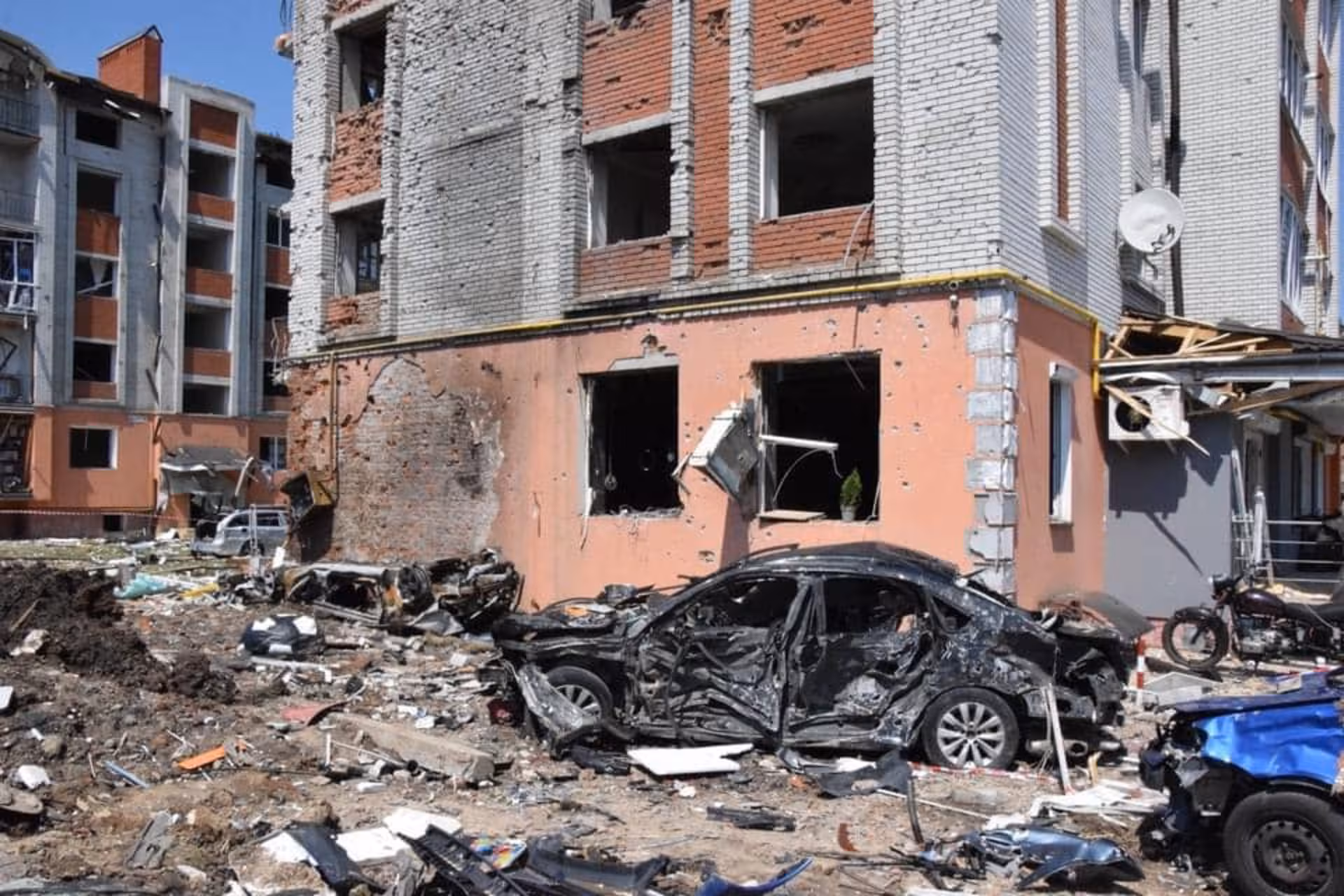 Бог оберігає: під час ракетних обстрілів у Чорткові дивом вціліла капличка. ВІДЕО