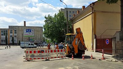 На вулиці у центрі Тернополя, де провалився асфальт, частково відновлено рух транспорту