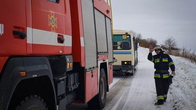 Шкільний автобус і два автомобілі "швидкої" застрягли у заметах на Тернопільщині. ФОТО