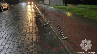 П'яний водій "Лексуса" збив металеві стовпчики біля "Циганки". ФОТО