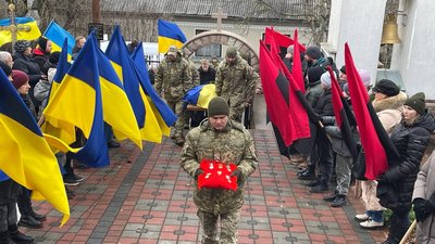 Поховали поруч із дружиною: на Тернопільщині попрощалися із захисником Ярославом Траскою. ФОТО