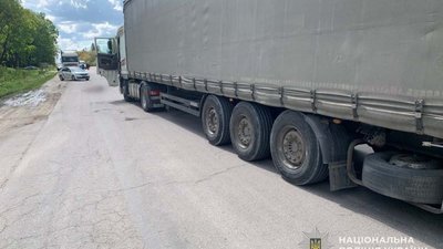Загинула на місці: на Тернопільщині жінка потрапила під фуру