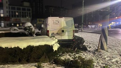 П'яний водій "припаркував" автомобіль на клумбі посеред Збаразького кільця і з горя напився