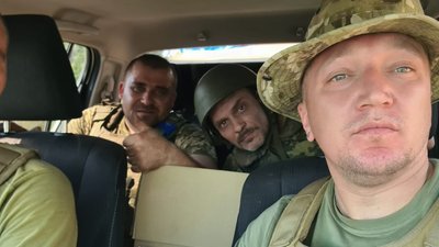 "М'ясорубка, бійня... Все горить...": журналіст і боєць з Тернопільщини зробив репортаж із фронтових Пісків. ВІДЕО