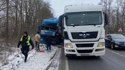 Дві фури зіткнулися на Тернопільщині: одного з водіїв затисло в кабіні