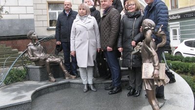 У Тернополі відкрили пам’ятник вчителю за мільйон гривень. ФОТО