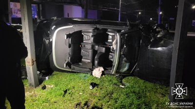 Водій і пасажир вилетіли з салону: у Тернополі на великій швидкості перекинувся кабріолет. ФОТО
