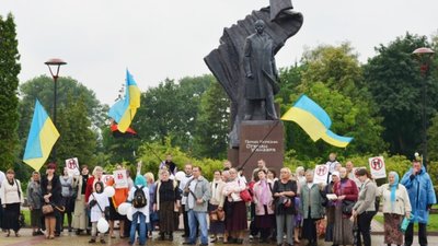 У Тернополі противники гомосексуалізму дійшли до Бандери. Фото