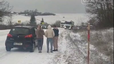 Через ожеледь на дорогах біля Тернополя утворилися довжеленні затори. ВІДЕО