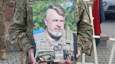 На Тернопільщині попрощалися із відомим волонтером і бійцем Едуардом Хатмулліним. ВІДЕО