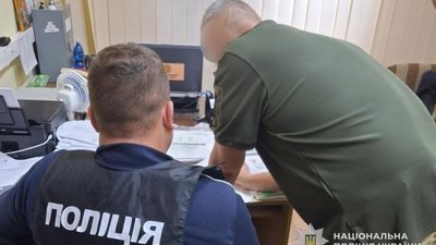 Вимагав у військового хабар за безоплатну операцію: тернопільського хірурга вдруге спіймали "на гарячому"
