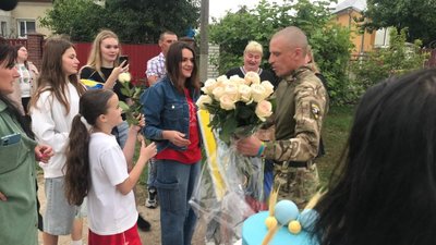 З прапором і тортом: на Тернопільщині зустріли звільненого з полону захисника