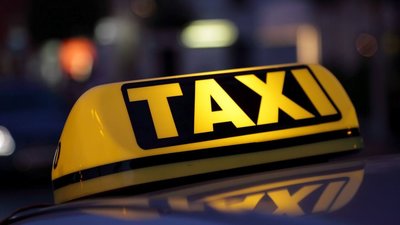 У Тернополі зіткнулися вантажівка і таксі: пасажирка отримала серйозні травми