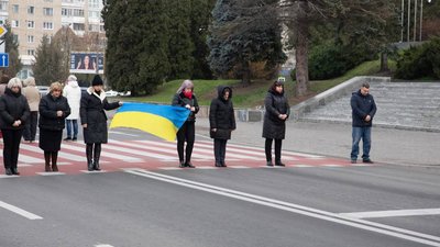 Зупинився транспорт, завмерли перехожі: у тисячний день війни в Тернополі вшанували пам'ять загиблих українців