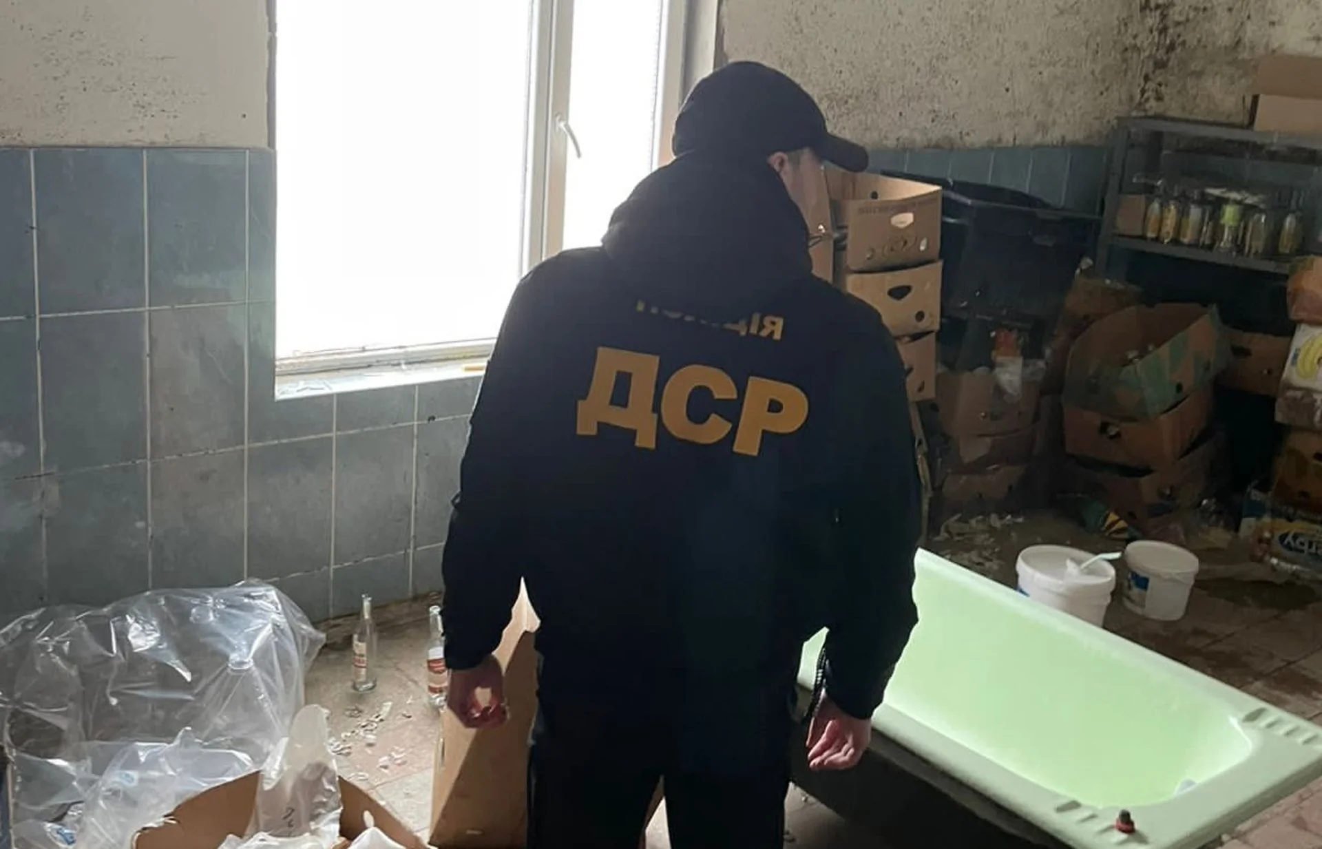 Розбавляли у ванній: на Тернопільщині викрили черговий цех, де виготовляли "елітний" алкоголь. ФОТО