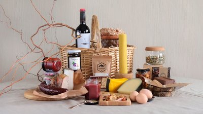 Kind Hamper та УкрЮтюбПроєкт створили великодні гастронабори від крафтових виробників