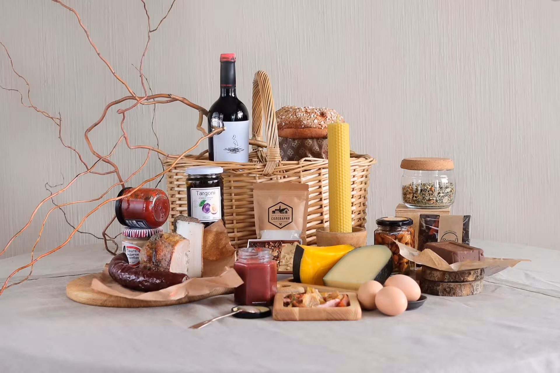 Kind Hamper та УкрЮтюбПроєкт створили великодні гастронабори від крафтових виробників