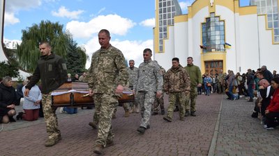 Навколішки і зі сльозами на очах: у Чорткові зустріли тіла двох загиблих Героїв. ФОТО