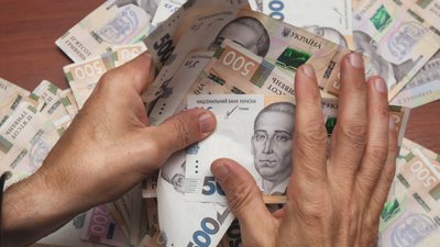 Божевільні гроші: жінка перевела на "резервний рахунок" шахраєві 140 000 гривень