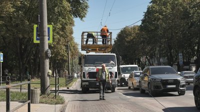 Водій вантажівки спричинив транспортний колапс у Тернополі. ФОТО