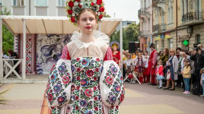 Краса неймовірна: у Тернополі відбулося дефіле у вишиванках. Фоторепортаж