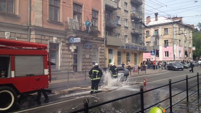 В центрі Тернополя дотла згорів автомобіль. Фото, відео