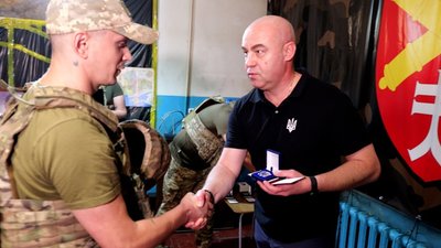 Сергій Надал на фронті вручив відзнаки воїнам 44-ї артилерійської бригади з нагоди річниці її створення