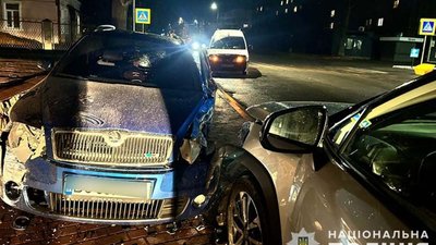 Агресивний водій протаранив два автомобілі, погрожував очевидцям розправою і напав на перехожого