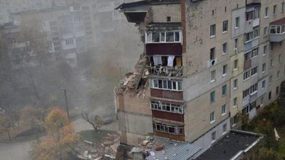 Лихо у Хмельницькому: триває розбір завалів у багатоповерховому будинку