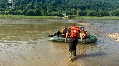 Троє підлітків тонули у Дністрі: двох врятували, третього шукають. ФОТО