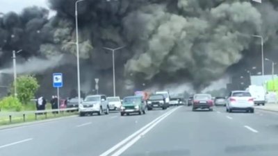 Велетенська хмара диму нависла над містом: сильна пожежа вирує у Тернополі. ВІДЕО