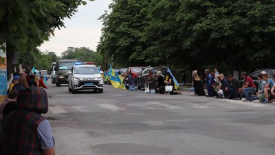 На колінах і з прапорами: на Тернопільщині зустріли тіло загиблого бійця Василя Чубака. ФОТО