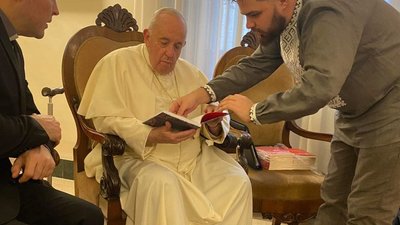 Папі Римському передали книжку тернопільської письменниці про українське Різдво