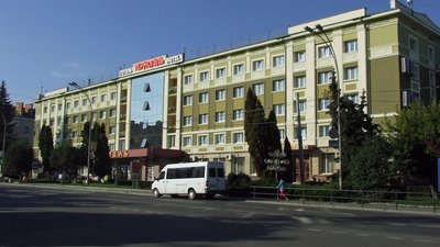 Понад місяць на Замковій буде ускладнений рух транспорту