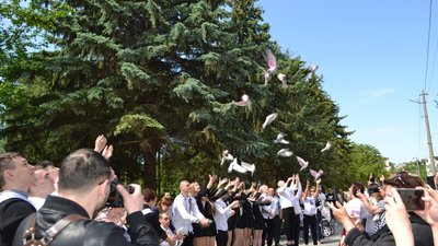 "І буде мир!": на святі останнього дзвоника на Тернопільщині випустили  в небо голубів. ФОТО