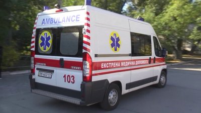 Травмувала хребет: на Тернопільщині дівчина впала з другого поверху