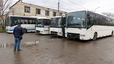 Ще чотири шкільні автобуси отримала Тернопільщина: яким громадам вони дісталися