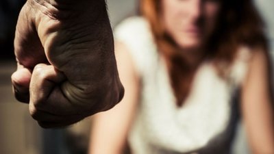 На Тернопільщині сімейний тиран побив дружину: дитина викликала поліцію