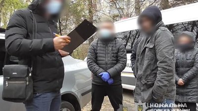Підсипали ліки в алкоголь, вивезли на пляж і "обчистили" до нитки: у Тернополі спіймали грабіжників