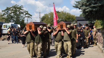 "Загинули як справжні герої": у Тернополі попрощалися з бійцями 105-ї бригади територіальної оборони. ФОТО