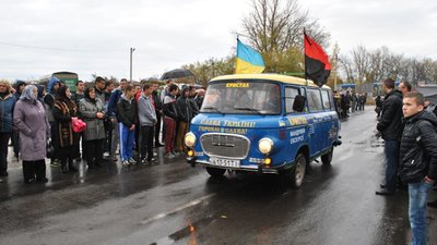 Сотні тернополян зустрічали тіло загиблого бійця "Айдару" Віктора Гурняка. ФОТО