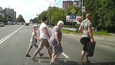 "Камікадзе": у Тернополі сім'я з дитиною перебігала дорогу з чотирьох смуг, ризикуючи життям. ВІДЕО