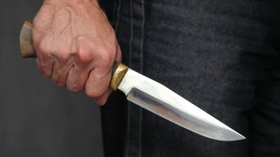 Кривава різанина в Тернополі: чоловік встромив ножа у стегно товаришу