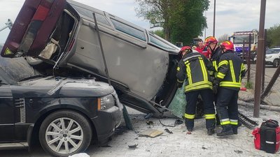 Як у голлівудському бойовику: внаслідок потужного зіткнення один позашляховик опинився на капоті іншого. ФОТО