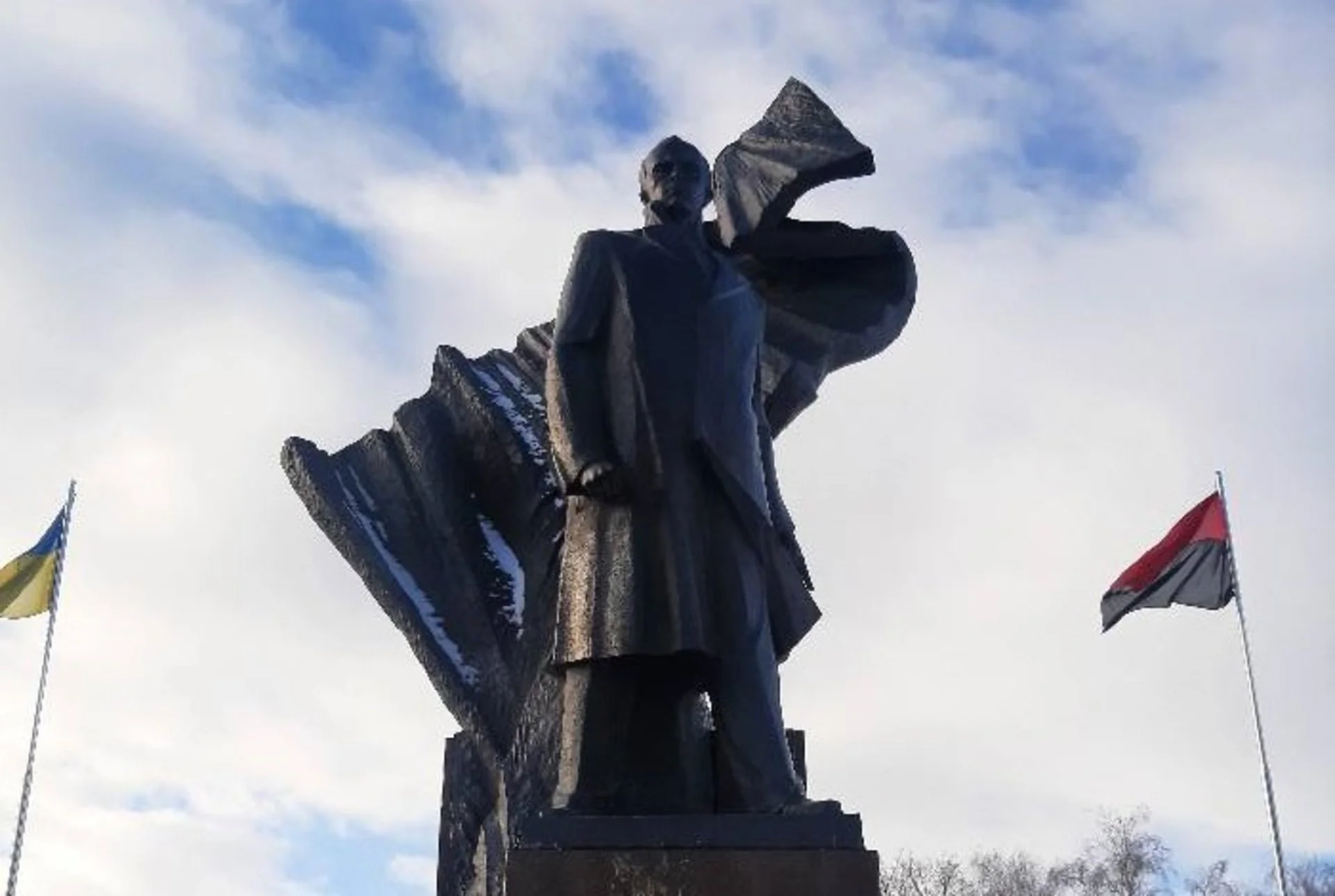 "Степан Андрійович давно помер, а його досі бояться": у Тернополі знов осквернили пам'ятник Бандері. ФОТО